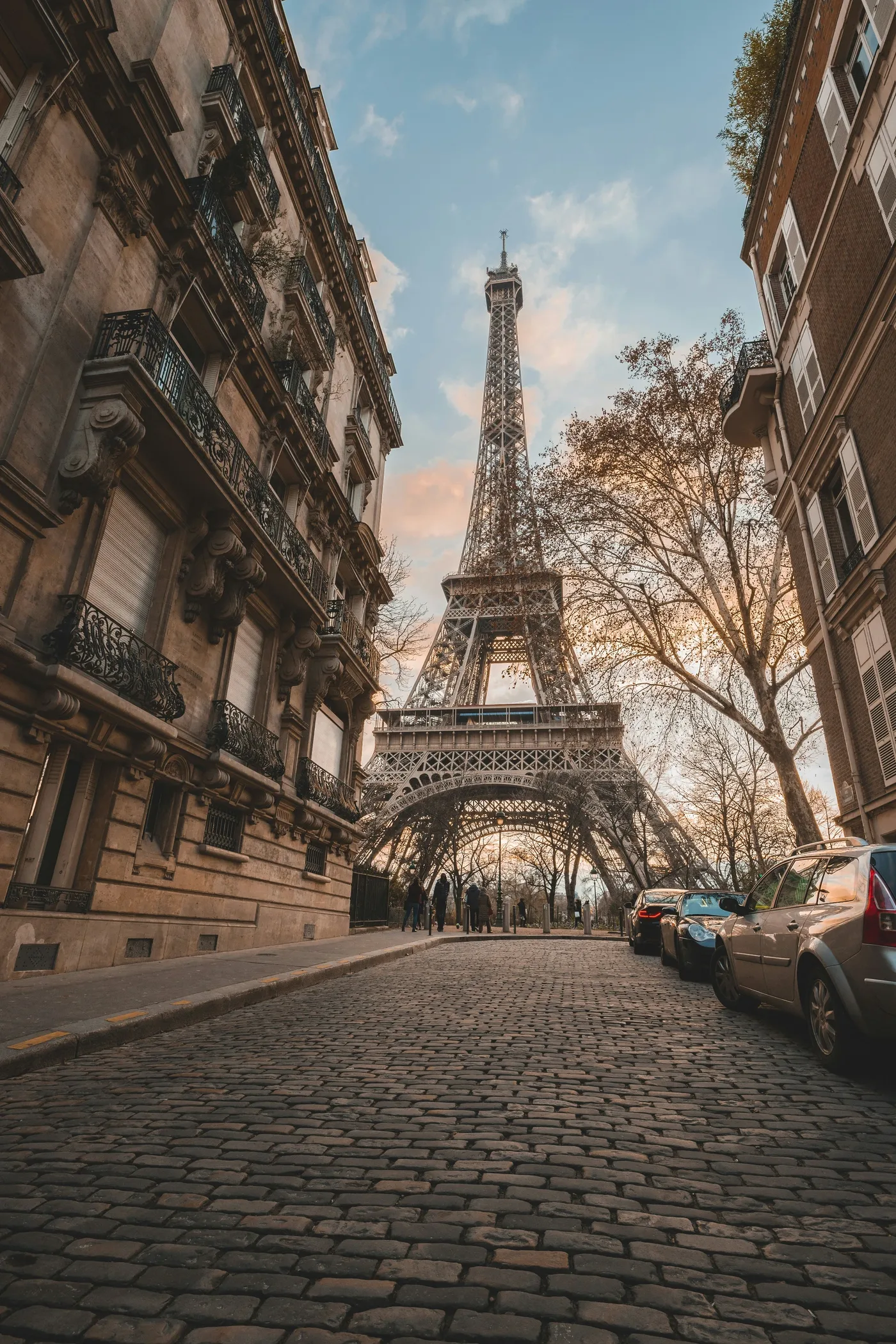La Torre Eiffel al fondo de una calle empedrada de París